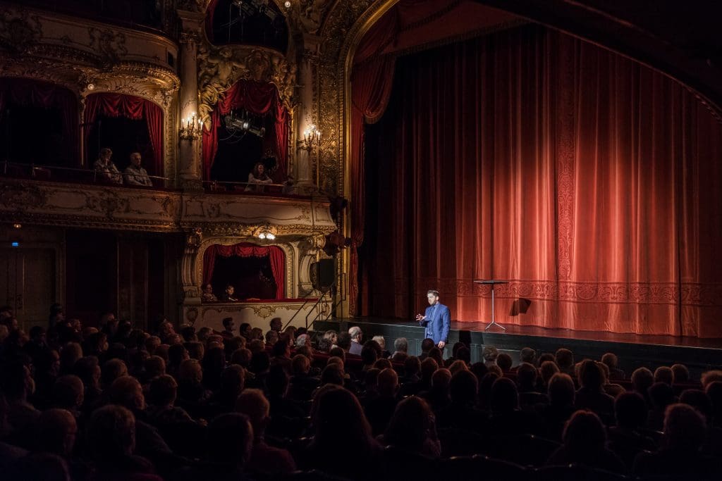 Der Zauberer Christoph Kuch präsentiert jedes Jahr im Stadttheater Fürth seine Zaubergala