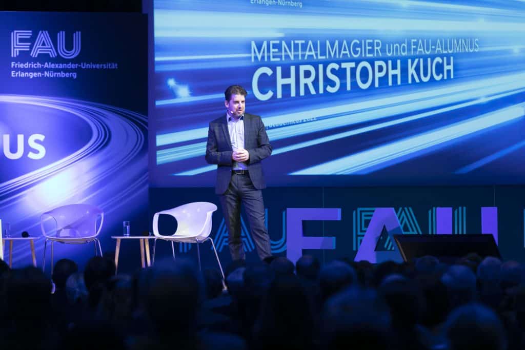 Zauberer und Mentalmagier Christoph Kuch bei einem Auftritt in Nürnberg